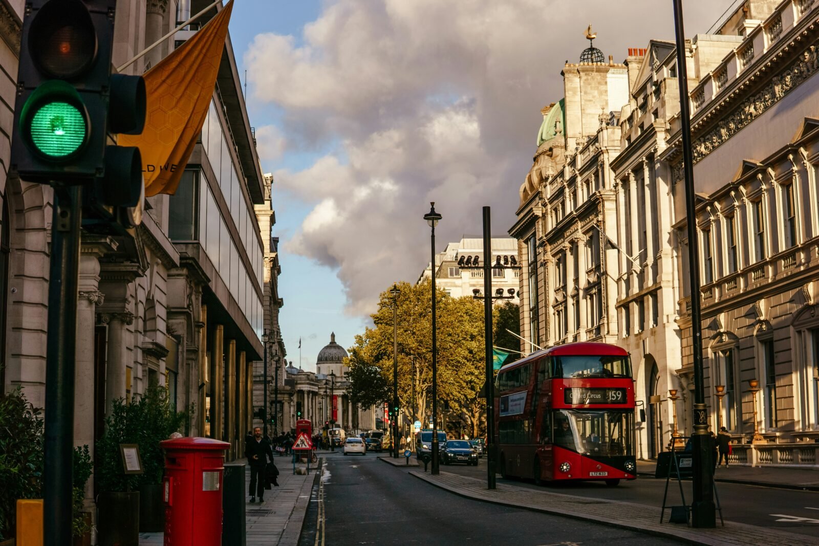 Street view in London with offices and transport, symbolizing UK businesses adopting cloud-based telephone systems for international calls