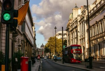 Street view in London with offices and transport, symbolizing UK businesses adopting cloud-based telephone systems for international calls
